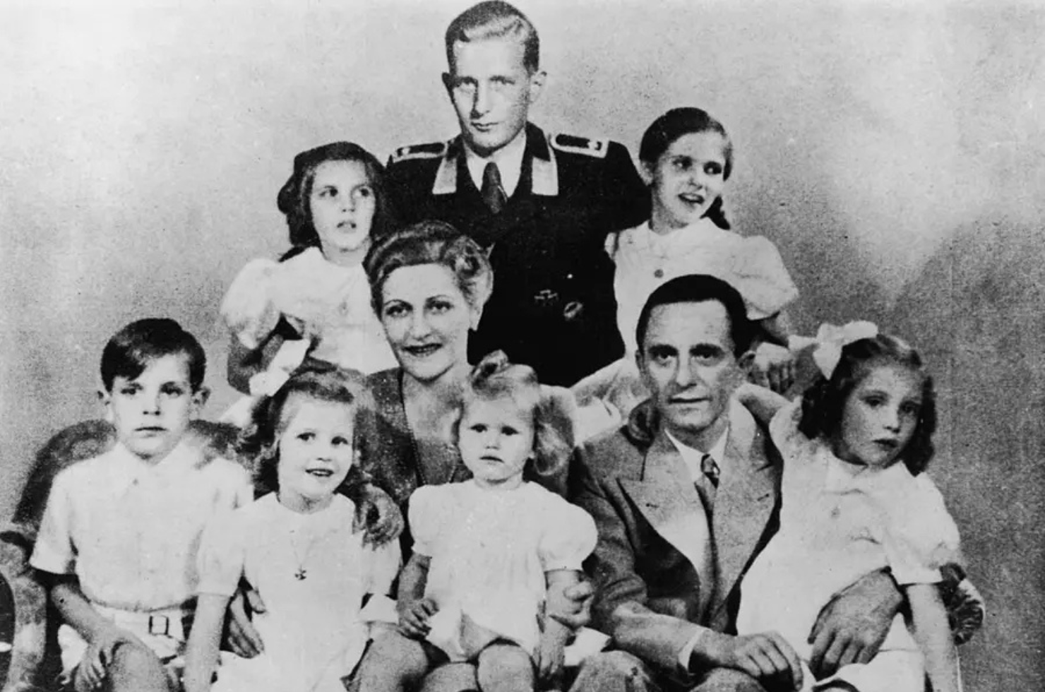 Who inherited Hitler's billions of dollars of wealth after his death? 1 Hitler and his billions of taka wealth